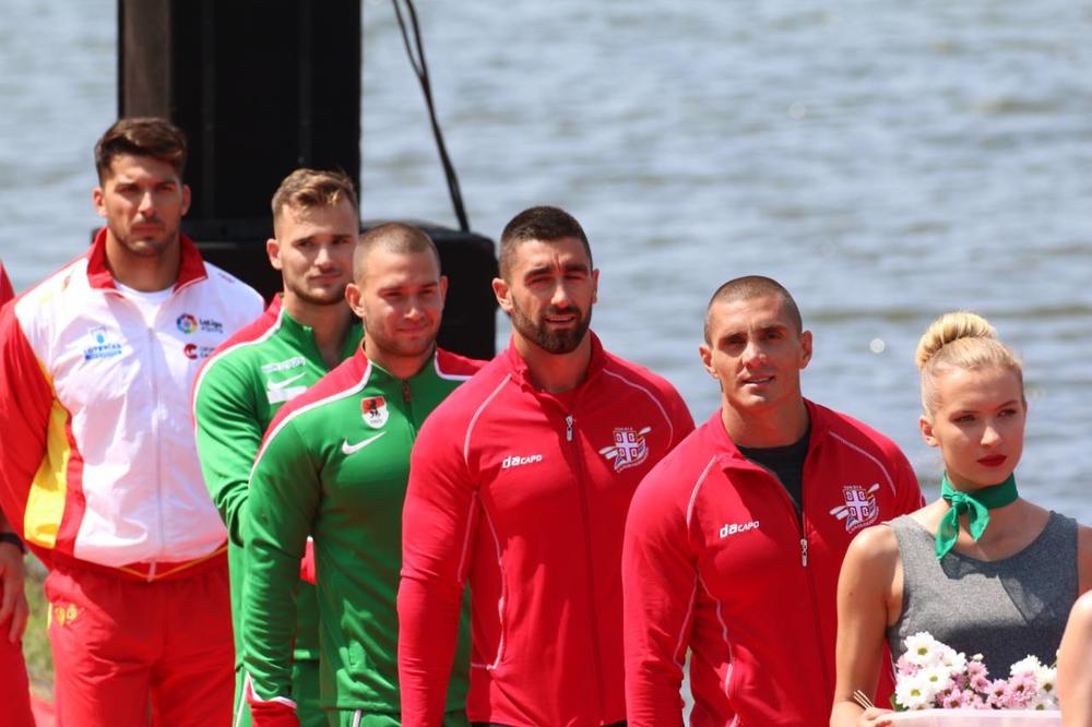 Za njega medalja, a njegovoj devojci poseban poklon!