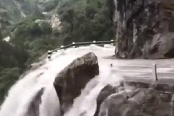 KUME, JE L SI STVARNO KRENUO TUDA DA PROTERAŠ? Vozač objavio NESTVARAN snimak vožnje iznad provalije! (VIDEO)