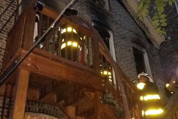 U POŽARU U ČIKAGU POGINULO OSMORO: Među stradalima beba i 5 mališana! Vatra izbila u 4 ujutru!