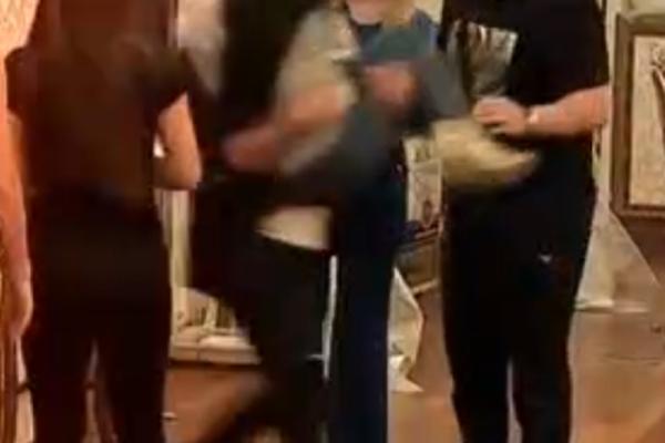 PAROVI SU POČELI ŽESTOKO! Na  ulazu napadnuta učesnica, skinuli joj haljinu!