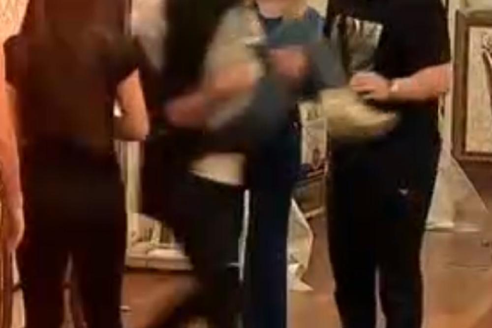 PAROVI SU POČELI ŽESTOKO! Na  ulazu napadnuta učesnica, skinuli joj haljinu!