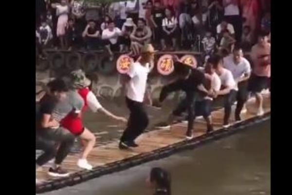 CEO SVET GLEDA OVAJ SNIMAK I NE VERUJE: Hoćemo da I NAŠ ŽIVOT IZGLEDA kao ovo što radi ovaj momak, kažu svi! (VIDEO)