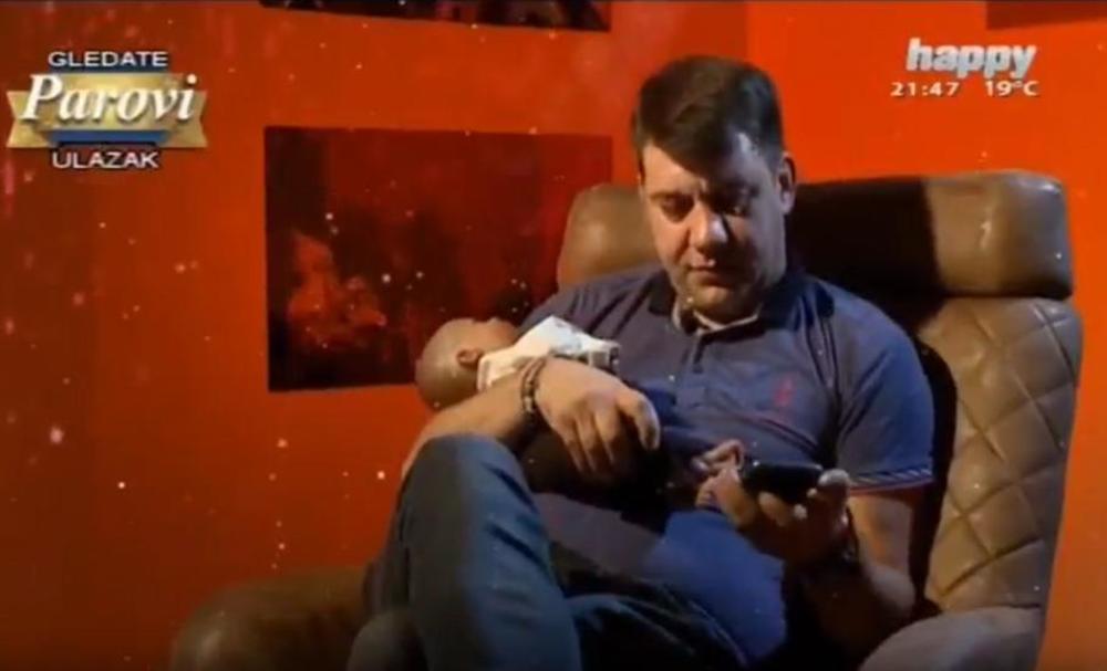 Sa sobom je uveo i bebu  