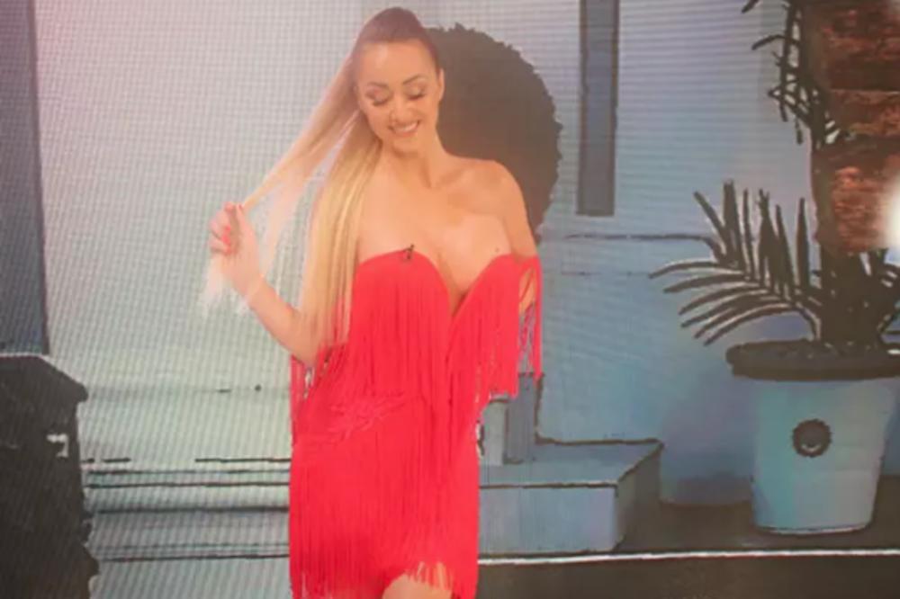 A TI, SIROTINJO, SKAPAVAJ OD VRUĆINE: Maca Diskrecija napravila lepezu od DEVIZA, pa se rashladila! Pa ovo je najskuplja lepeza u istoriji! (FOTO)