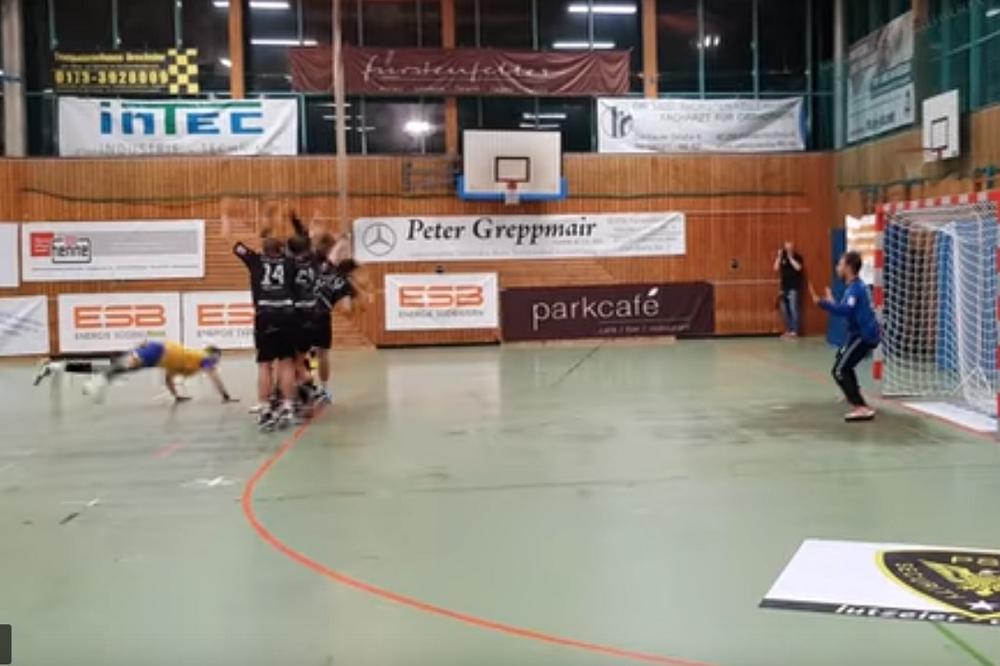 Najluđa završnica utakmice u istoriji rukometa! Taman kad je mislio da je postao junak, shvatio je da je predmet podsmeha celog sveta! (VIDEO)