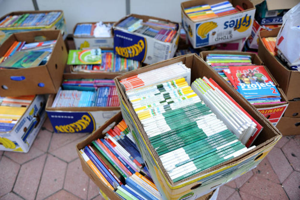 2 KOMPLETA KNJIGA KOŠTAJU ISTO KOLIKO I 6 TONA JABUKA! RODITELJI NA MUKAMA: Dok đaci čekaju zvono za povratak u klupe, RODITELJI SE HVATAJU ZA GLAVU