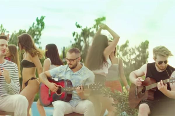 OVI MOMCI PRETE DA POKORE ESTRADU: Njihov novi letnji hit odmah ulazi u uši, a tek kad vidite koja zgodna cica glumi u njihovom spotu... (VIDEO)