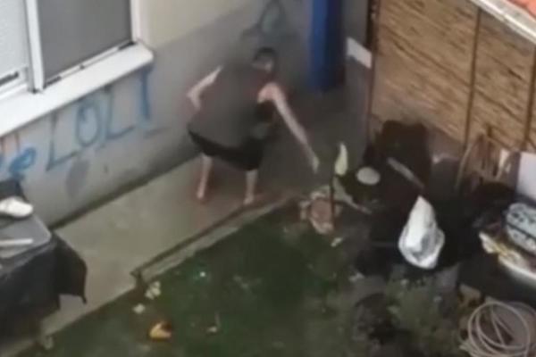 ŠTAPOM KRVNIČKI PRETUKAO PSA U DVORIŠTU: To nije bilo dosta, pa ga onda vezao i šutnuo u glavu! (UZNEMIRUJUĆI VIDEO)