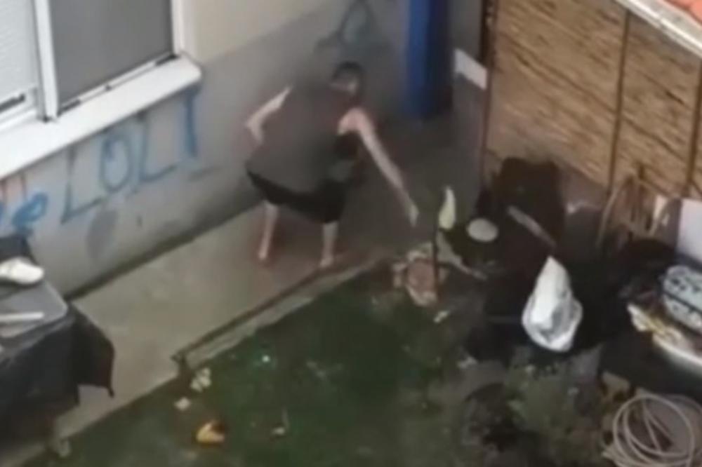 ŠTAPOM KRVNIČKI PRETUKAO PSA U DVORIŠTU: To nije bilo dosta, pa ga onda vezao i šutnuo u glavu! (UZNEMIRUJUĆI VIDEO)