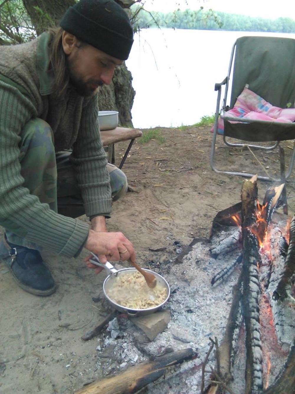 Jovan Bjelanović (37) pravi ručak na otvorenom  