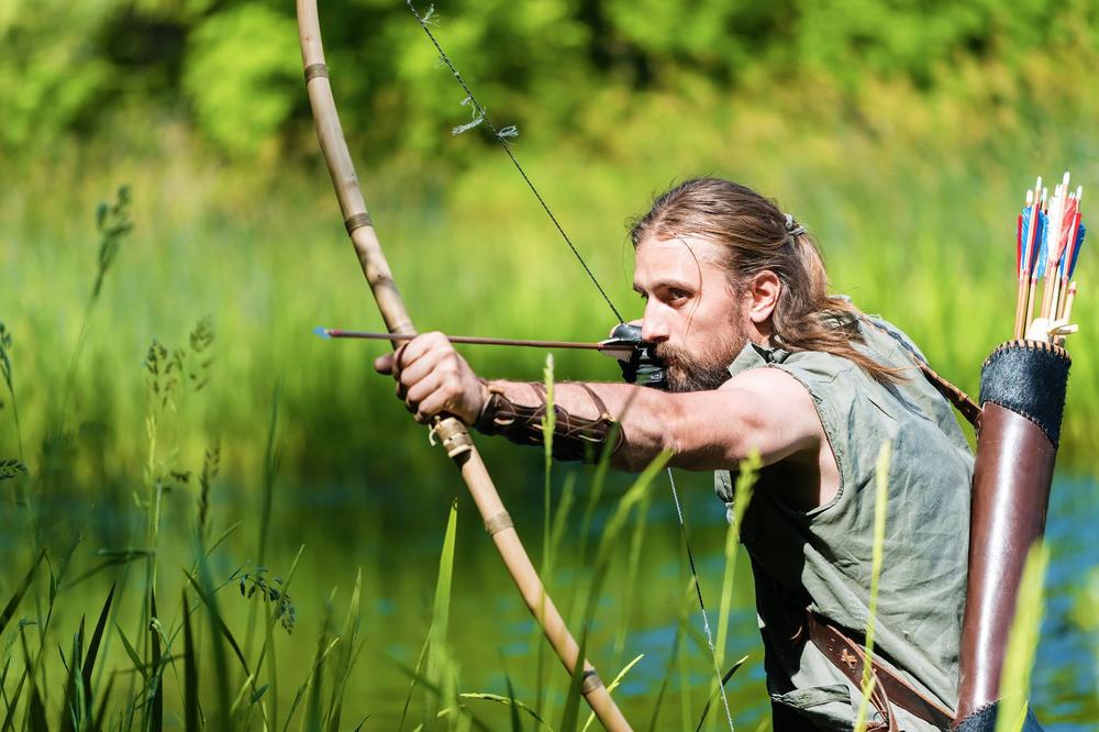 JOVAN IZ KAĆA JE SRPSKI ROBIN HUD, ŽIVI ŠUMSKIM NAČINOM ŽIVOTA S PORODICOM: Sa sobom uvek nosi LUK i STRELU, dane provodi u čamcu, a lokalci ga zovu ŠUMSKO TUMARALO (FOTO) (VIDEO)