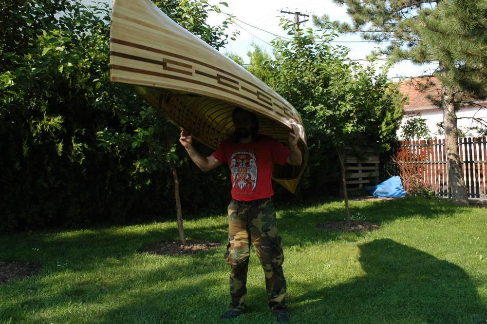 Jovan Bjelanović (37) iz Kaća sa ručno izrađenim čamcem  