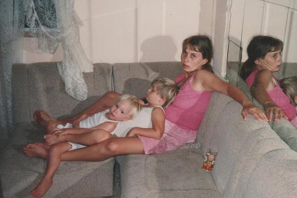 OVA SLIKA JE NASTALA 1994. GODINE: Slikao nas je muž i rekao da mi je to POSLEDNJA NOĆ koju ću provesti ŽIVA – evo GDE SAM DANAS! (FOTO)