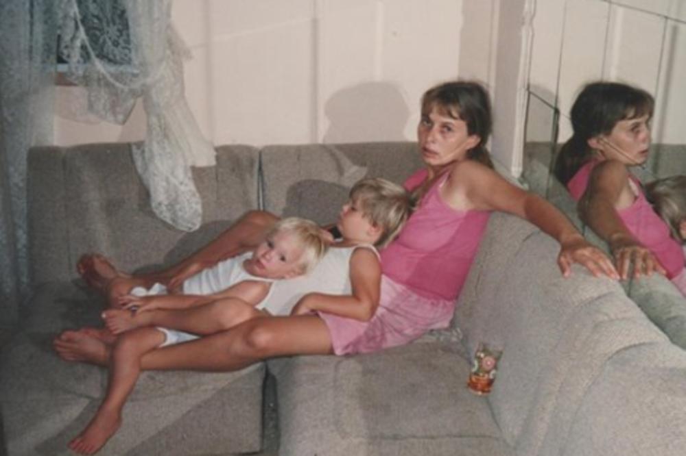 OVA SLIKA JE NASTALA 1994. GODINE: Slikao nas je muž i rekao da mi je to POSLEDNJA NOĆ koju ću provesti ŽIVA – evo GDE SAM DANAS! (FOTO)