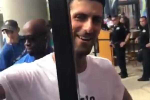 Veliki gospodin: Iako ima važan meč, Nole je našao vremena i da usreći jednu baku na njen 60. rođendan (VIDEO)