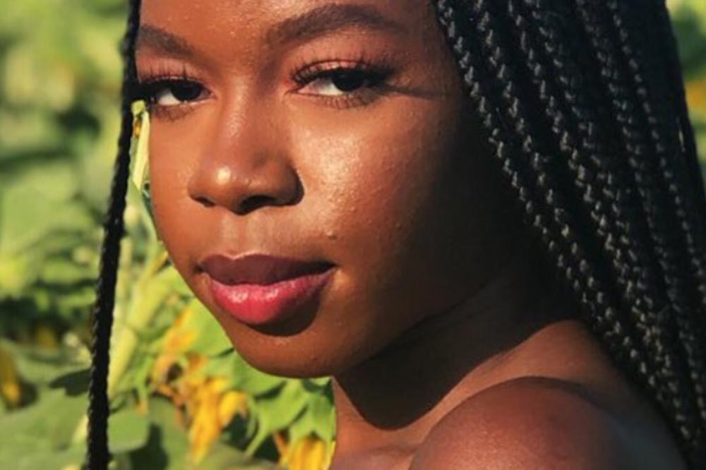 PITALA JE LJUDE MOGU LI DA JOJ PREPORUČE KNJIGU KOJA IH JE RASPLAKALA: Dobila je NEOČEKIVAN odgovor!