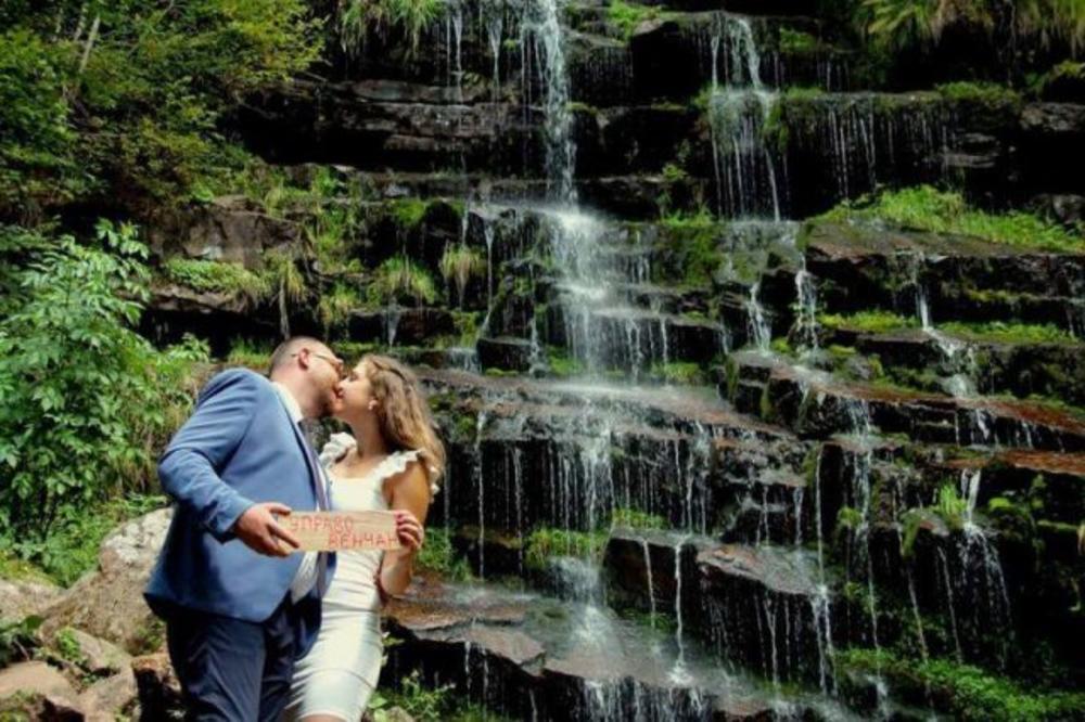 ROMANTIČNIJE OD OVOGA NE MOŽE: Miloš i Angelina će VEČNO PAMTITI momenat kada su rekli DA! (FOTO)