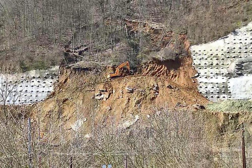 ZID NA KORIDORU 10 I DALJE SRUŠEN, NIKO GA NE POPRAVLJA, OD RADNIKA NI TRAGA! Pojavio se snimak kako trenutno izgleda srušen potporni zid u Grdeličkoj klisuri (VIDEO)
