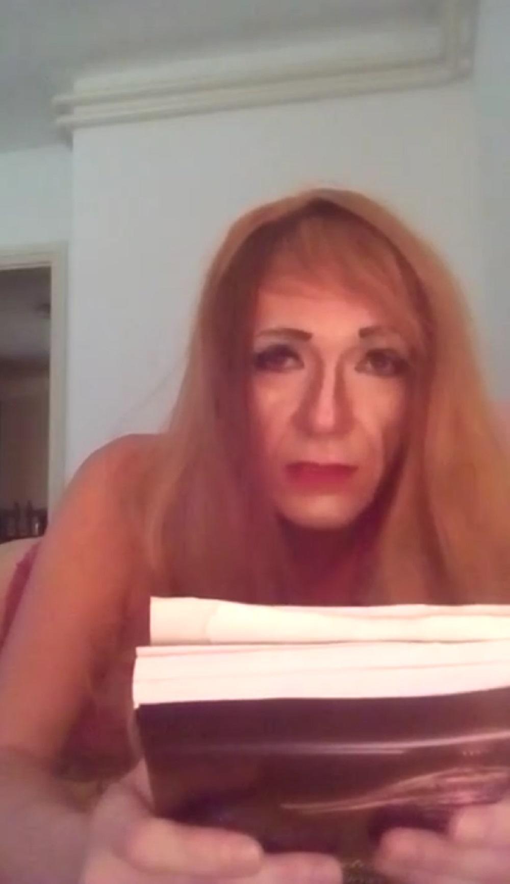 Čita pesme u donjem vešu  