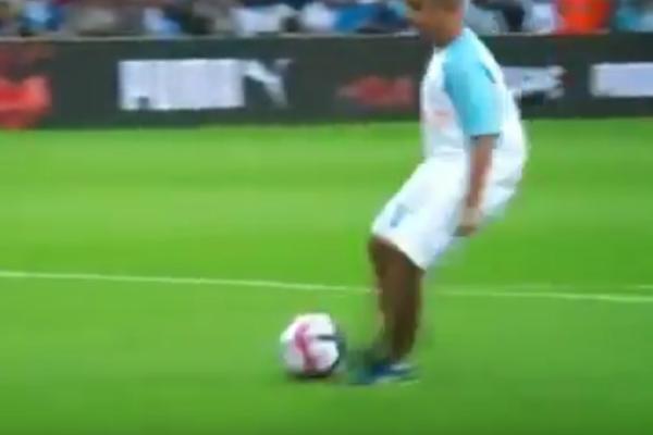 Napravio je šou na terenu! Umesto da izvede početni udarac, on je uzeo loptu, dao gol, pa izrežirao pravi spektakl!