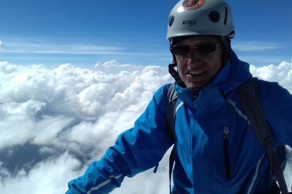 KADA SAM NA ZEMLJI NEBO ME PRITISNE, DOK NA VRHOVIMA PLANINA OSEĆAM SLOBODU! Novosadski profesor u penziji (70) OSVOJIO je najteže ALPSKE VRHOVE, a na NEBU rešava MATEMATIČKE ZADATKE! (FOTO)