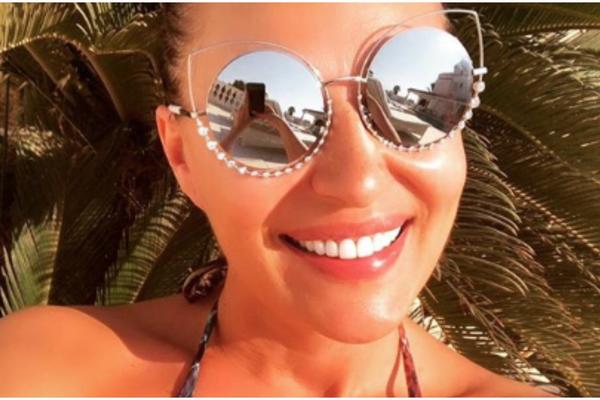 FOLK DIVA U NAJZAVODLJIVIJEM IZDANJU: Ceca zaplesala na jahti utegnuta u minijaturnom bikiniju! Sve pršti! (VIDEO)