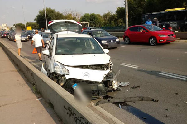 SUDAR IZAZVAO KOLAPS U BEOGRADU: Saobraćajka na Brankovom mostu!