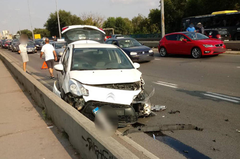 SUDAR IZAZVAO KOLAPS U BEOGRADU: Saobraćajka na Brankovom mostu!