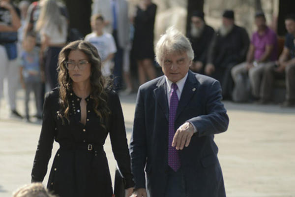 MIRKA VASILJEVIĆ IZAZVALA OPŠTU POMETNJU NA KARIĆEVOM VENČANJU: Uska haljina i duboki dekolte MAMILI POGLEDE PRISTUNIH! (FOTO)