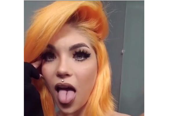 IZREZALA JE JEZIK I POSTALA APSOLUTNA ATRAKCIJA: Dobila je novi talenat kojim HIPNOTIŠE MUŠKARCE! (VIDEO)