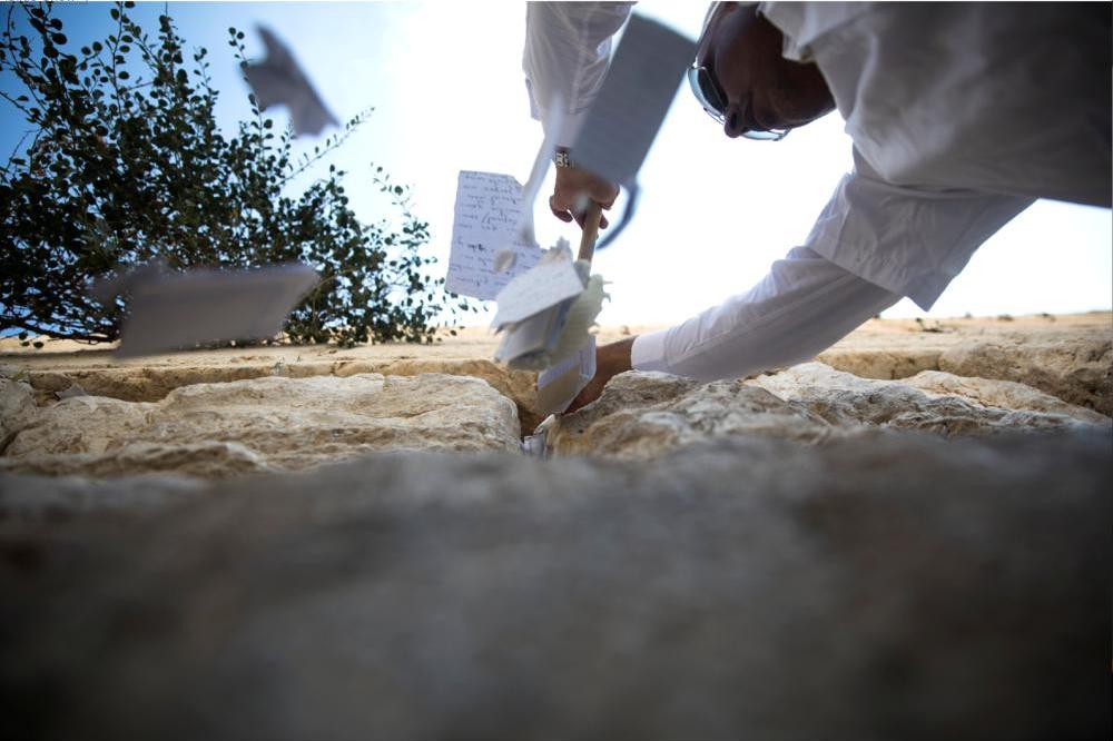 PORUKE BOGU UKLONJENE SA ZIDA PLAČA U JERUSALIMU: Jevreji spremni da proslave 5779. Novu godinu (FOTO)