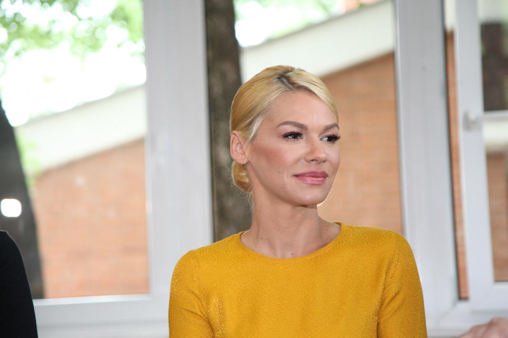 SPONZORUŠO, ISKORIŠĆAVALA SI GA PA TE JE ODVALIO OD BATINA! U lajvu najstrašnije uvrede, Nataša progutala KNEDLU