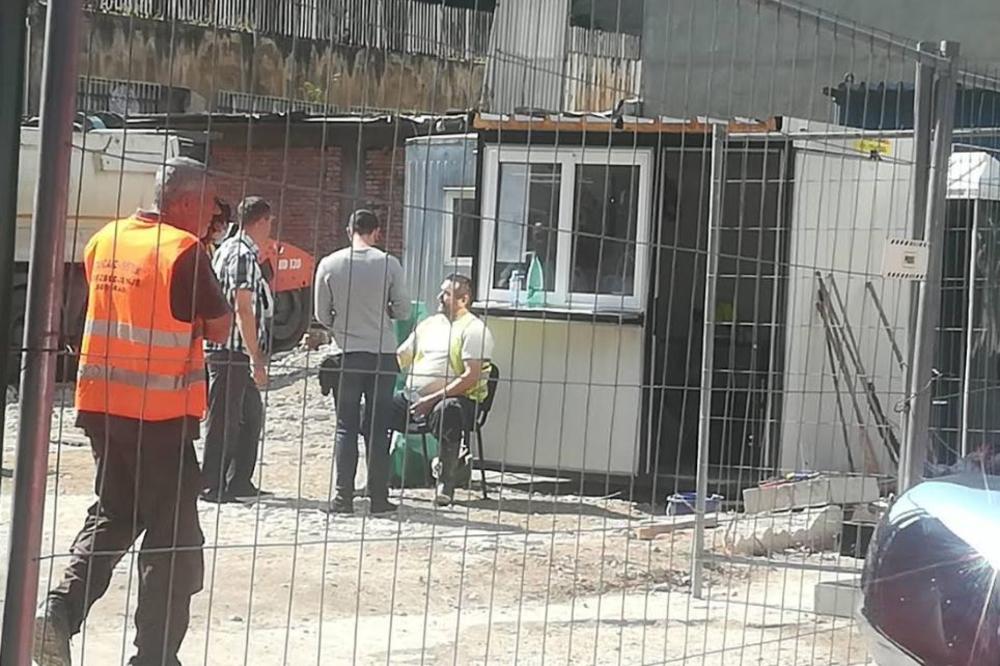 VIDEO SAM KAKO JE ZID MOM BRATU SMRSKAO GLAVU, POKUŠAO JE RUKAMA DA ZAUSTAVI ZID KOJI JE PADAO: Brat poginulog radnika u šoku posle velike nesreće (FOTO)