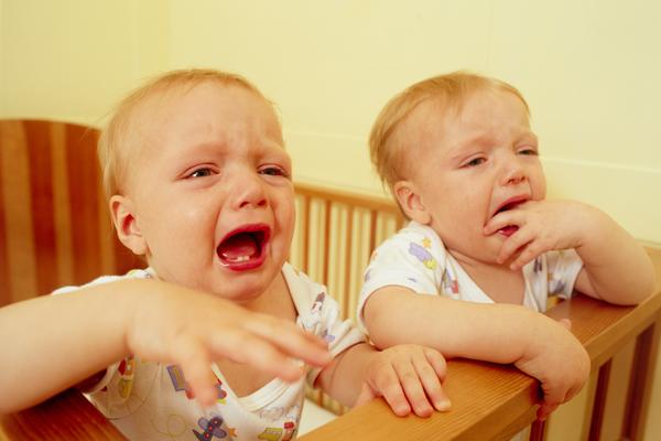 MAJKA IH JE PRODALA PREKO INTERNETA ZA 8.200 FUNTI! Ovo je sudbina BLIZNAKINJA čije detinjstvo bilo obeleženo nesrećom