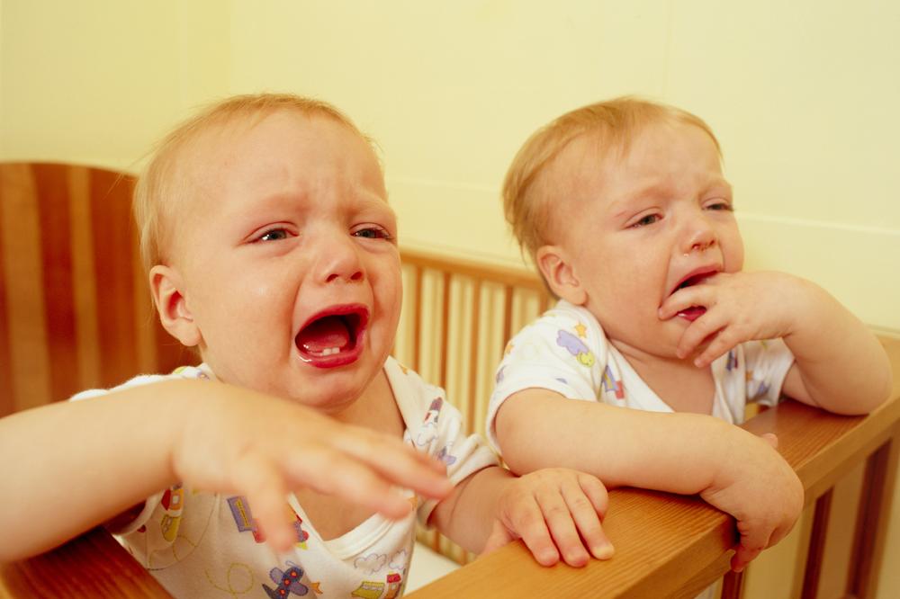 MAJKA IH JE PRODALA PREKO INTERNETA ZA 8.200 FUNTI! Ovo je sudbina BLIZNAKINJA čije detinjstvo bilo obeleženo nesrećom