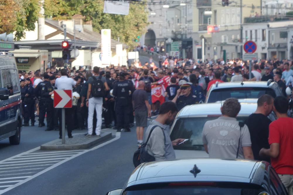 Video snimak iz druge dimenzije: Salzburški policajac na tečnom srpskom daje instrukcije korteu Delija!