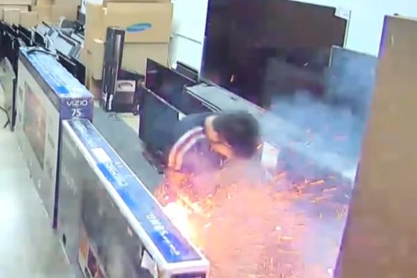 U DŽEPU MU JE EKSPLODIRALA ELEKTRIČNA CIGARETA: Vrištao i trčao po pomoć! POVREĐENA MU JE I MUŠKOST! (VIDEO)