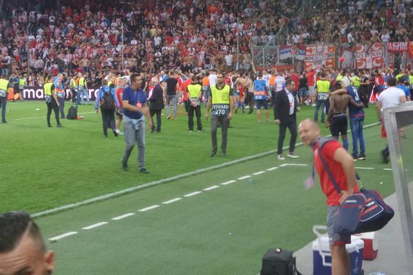 UEFA SE OGLASILA: Crvena zvezda kažnjena zbog upadanja navijača na teren!