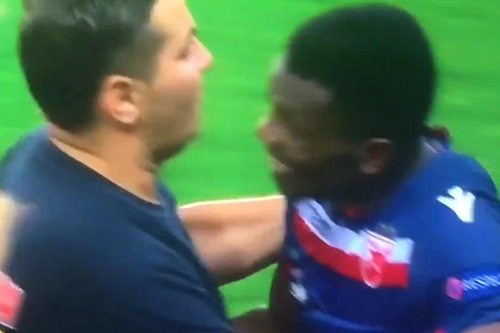 Jedan navijač je baš zapeo da uzme Benov dres, ali ovaj ga nije puštao! Sve je završeno osmehom i zagrljajem!