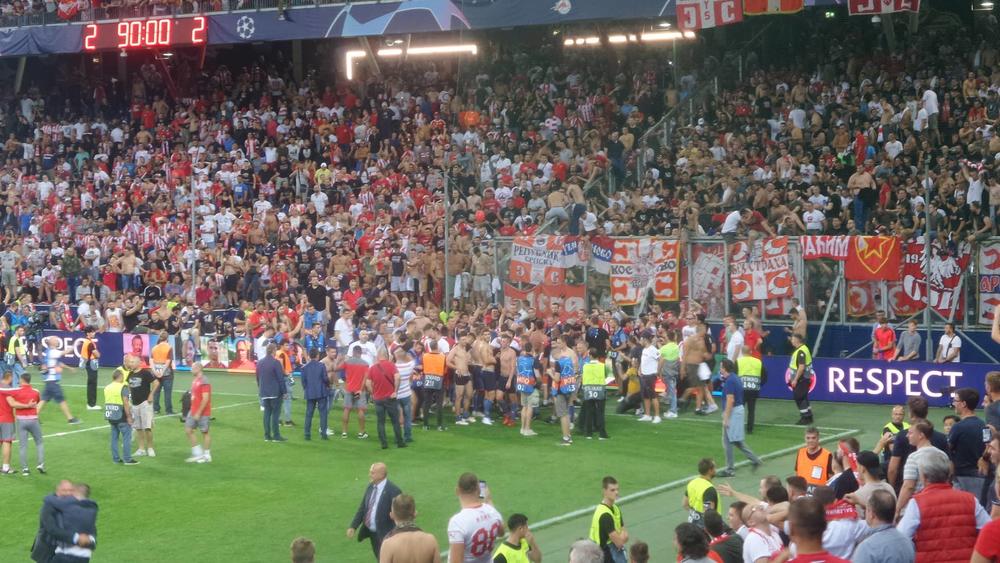 Navijači Zvezde na terenu