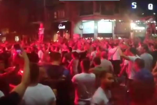 Ceo centar je u transu! Delije preplavile okolinu trga i priredile neverovatno slavlje!