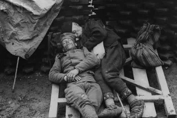 NAJPOTRESNIJA SLIKA U SRPSKOJ ISTORIJI: Otac došao da obiđe sina na frontu i NIJE MOGAO VIŠE DA IZDRŽI... (FOTO)