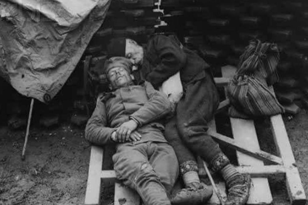 NAJPOTRESNIJA SLIKA U SRPSKOJ ISTORIJI: Otac došao da obiđe sina na frontu i NIJE MOGAO VIŠE DA IZDRŽI... (FOTO)