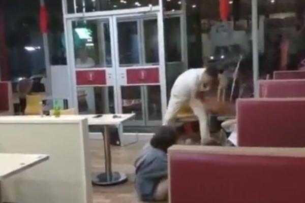 TUKAO IH JE PESNICAMA, NOGAMA, STOLICAMA: Ovaj lik je potpuno poludeo, ČUDO DA NEMA MRTVIH! (VIDEO)