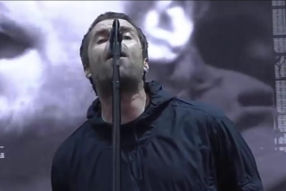 UZNEMIRUJUĆE: Poznati pevač snimljen kako DAVI svoju devojku! (VIDEO)