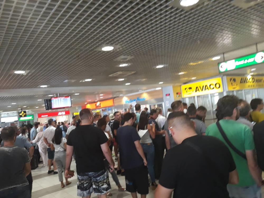 Delije polako pristižu na aerodrom 