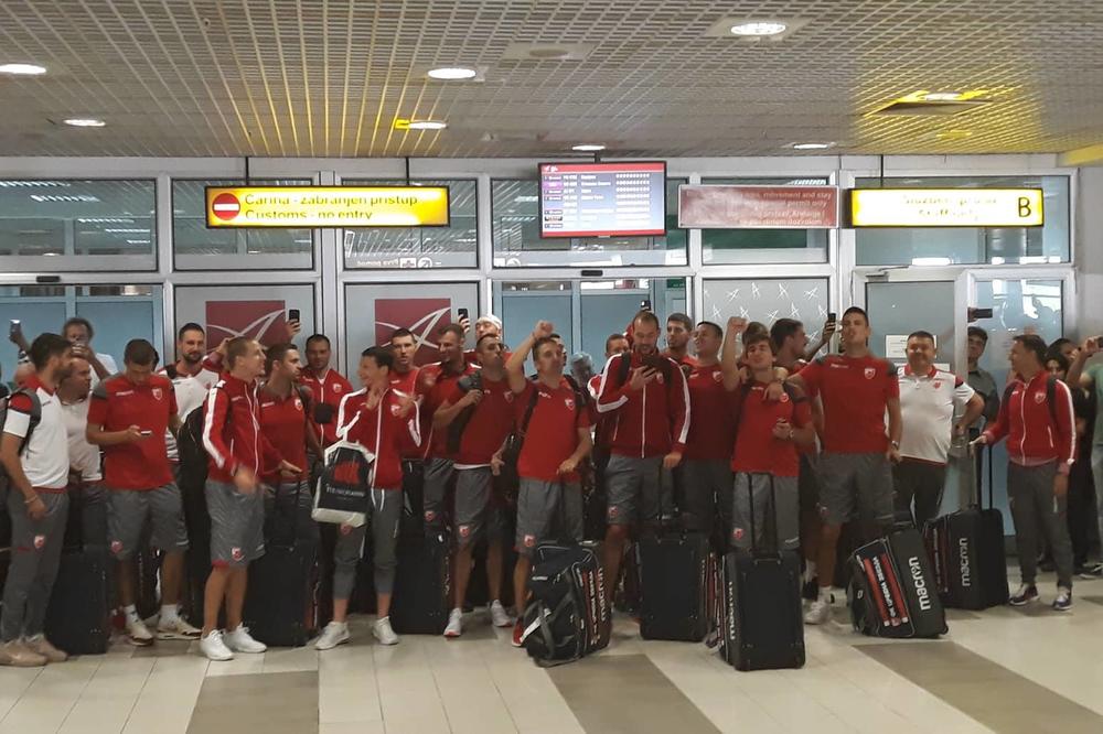 Fudbaleri Zvezde stigli u Beograd, Delije napravile feštu! Najveće ovacije dobili Milojević i Ben