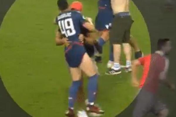 Nije samo Ben bio na udaru: Navijač oteo dres Radonjiću, pa ga strpao u gaće!