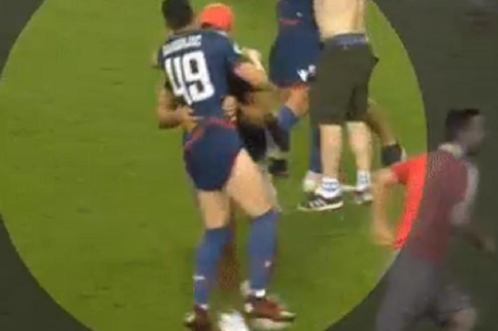 Nije samo Ben bio na udaru: Navijač oteo dres Radonjiću, pa ga strpao u gaće!