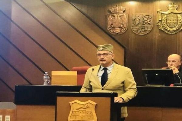 SRPSKI POLITIČAR S KOKARDOM IZJEDNAČIO FAŠISTE I KOMUNISTE! Izbio haos na sednici Skupštine!